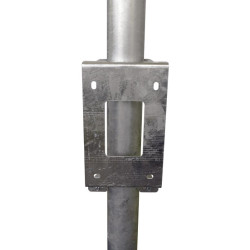 Mounting plate with1/2 fastening flange for Resinox II drinkers on post : p1130736